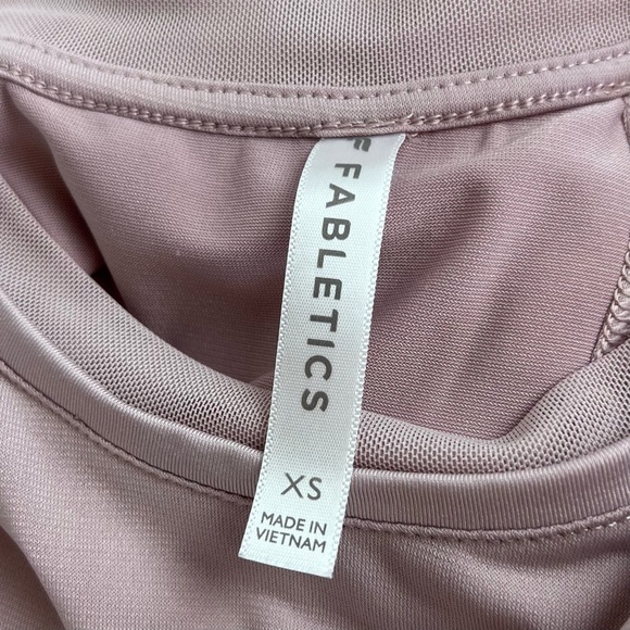 Fabletics Vivienne Cross back Mauve Tee. Size XS - Picture 5 of 10